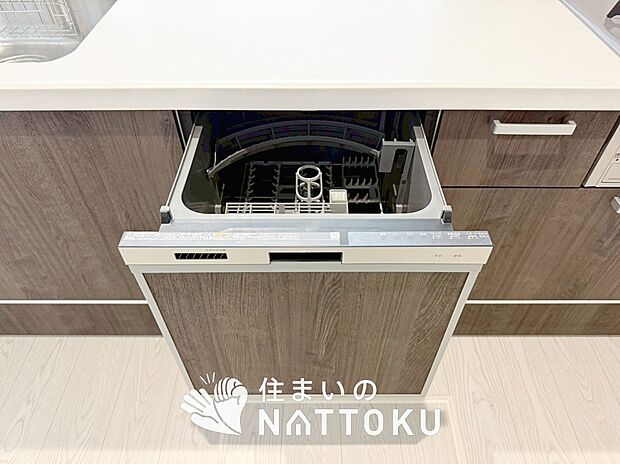 【食器洗い乾燥機】食後の時間にゆとりを与えてくれる食器洗い乾燥機。
操作ボタンも上面にあるので、腰をかがめずに操作ができラクラクです。
