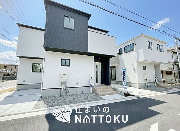 【現地写真(街並み)】軽くて火災に強い屋根材を採用し、地震時の建物への負担や揺れを軽減しています。