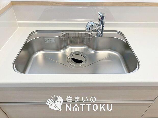 【浄水器内臓ハンドシャワー付シンク】広々とした凸型シンクに洗剤ポケットを標準装備。すっきり収納できます。
また、蛇口の先端に浄水器を内蔵しているため場所をとりません。