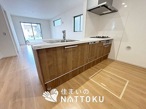 【現地写真（キッチン）】収納たっぷりのシステムキッチン、浄水器付水栓を標準装備しています。