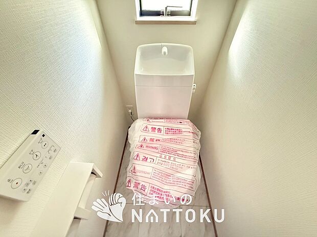 【トイレ 】汚れてもサッとひと拭きでお手入れ簡単、エコ仕様の温水洗浄便座付きのトイレです。
バリアフリーにも配慮しています。