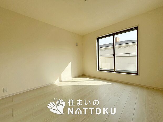 【現地写真(寝室)】木目の美しさを際立たせるシンプルデザインの建具を使用しています。