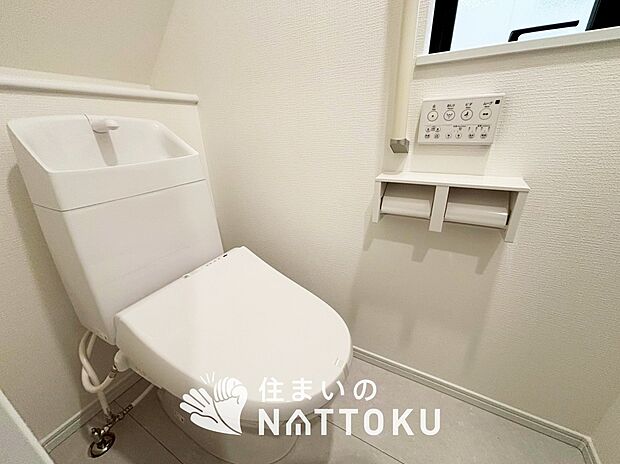 【トイレ】汚れてもサッとひと拭きでお手入れ簡単、エコ仕様の温水洗浄便座付きのトイレです。
バリアフリーにも配慮しています。
