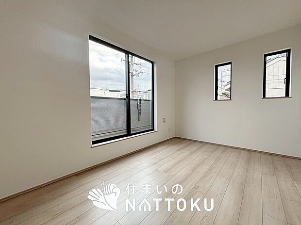 【現地写真(洋室)】木目の美しさを際立たせるシンプルデザインの建具を使用しています。