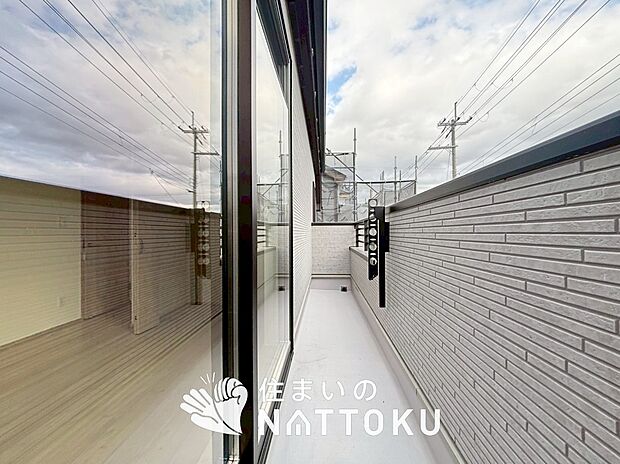 【バルコニー】奥行きが広く、洗濯物をゆったりと干せる十分な広さで、家族の洗濯も捗ります。