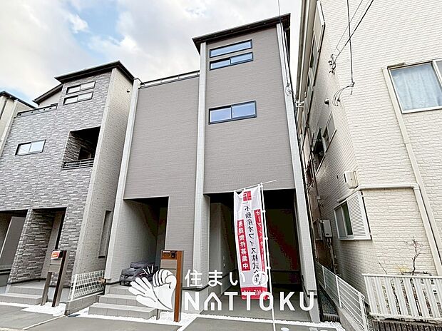 【現地写真(外観)【3号地】】軽くて火災に強い屋根材を採用し、地震時の建物への負担や揺れを軽減しています。