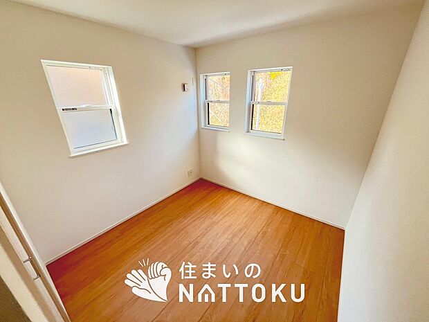 【現地写真(寝室)】木目の美しさを際立たせるシンプルデザインの建具を使用しています。