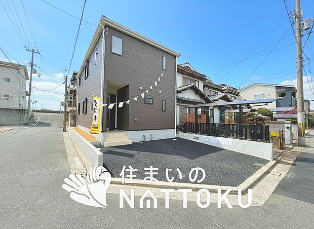 【現地写真(前道含む外観)】健康被害に配慮したもっとも安全性の高い建材を採用し、シックハウス対策をしております。