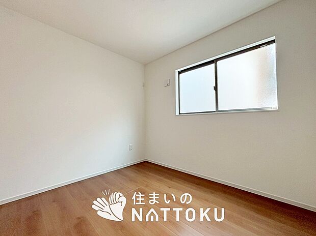 【現地写真(洋室)】木目の美しさを際立たせるシンプルデザインの建具を使用しています。