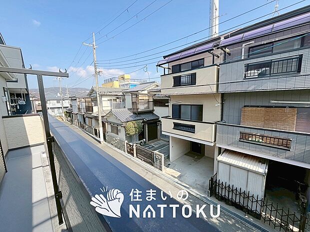 【バルコニー】奥行きが広く、洗濯物をゆったりと干せる十分な広さで、家族の洗濯も捗ります。