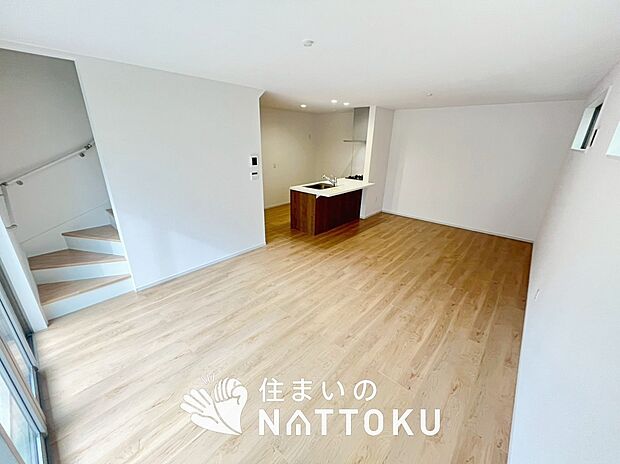 【現地写真(リビング)】フローリング材には、木目、色調など木材特有の風合いがあり、ナチュラルな美しさになっています。