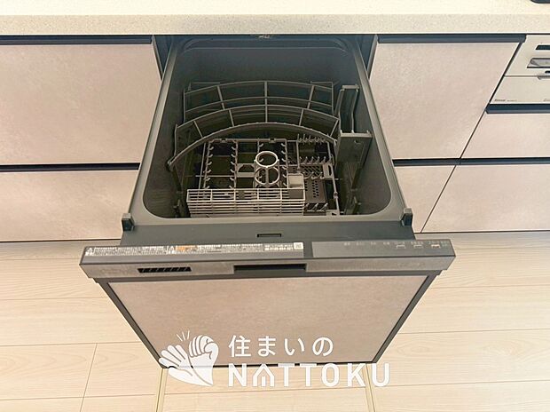 【食器洗い乾燥機】食後の時間にゆとりを与えてくれる食器洗い乾燥機。
操作ボタンも上面にあるので、腰をかがめずに操作ができラクラクです。