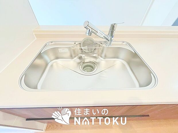 【浄水器一体型シャワー水栓付シンク】傷や汚れが付きにくい静音仕様の全面エンボス加工シンク。
また、蛇口の先端に浄水器を内蔵。浄水シャワーが使える毎分4リットルのたっぷり浄水。