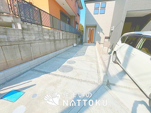 【現地写真(駐車場)】駐車スペースが広く、運転が苦手な方も安心です。