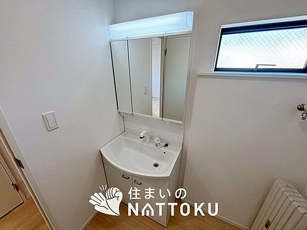 【洗面台・洗面所】鏡の両サイドは、必要なものを取出しやすく、大きな鏡面で朝の準備も快適。
使いやすいリフトアップ機能付きのシングルレバーシャワー水栓付です。