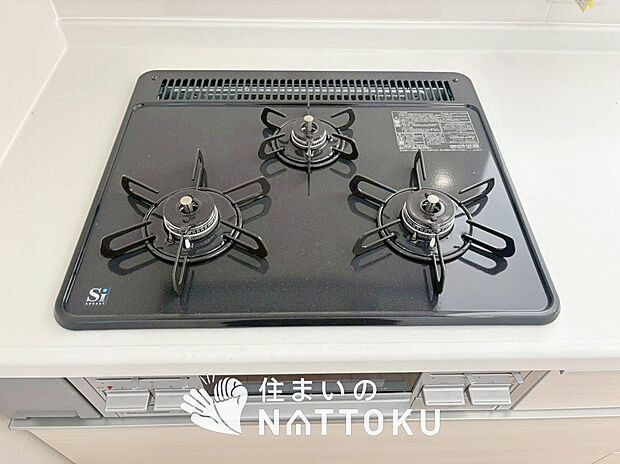 【ビルトインコンロ】フラットな構造で清掃性が高く、過熱防止センサー付3口タイプで日頃の家事も快適です。