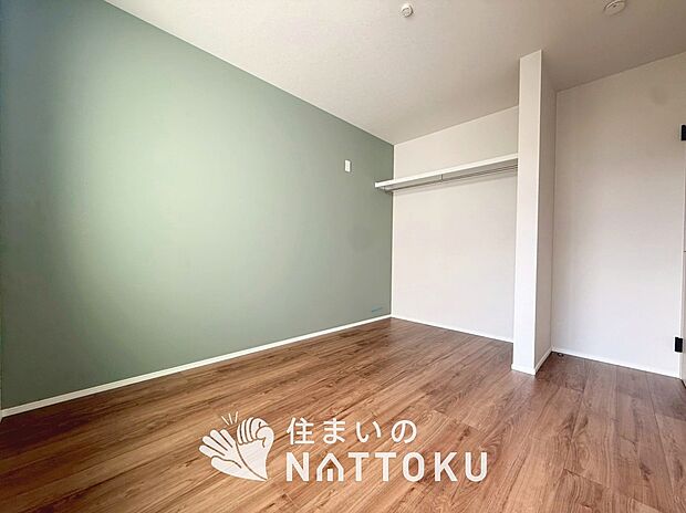 【現地写真(洋室)】木目の美しさを際立たせるシンプルデザインの建具を使用しています。