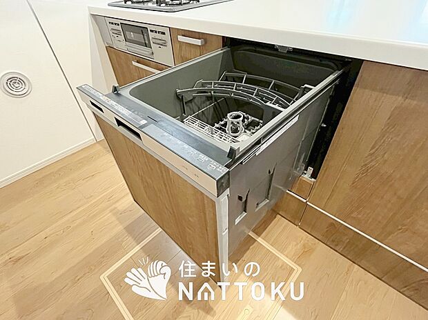 【食器洗い乾燥機】食後の時間にゆとりを与えてくれる食器洗い乾燥機。
操作ボタンも上面にあるので、腰をかがめずに操作ができラクラクです。