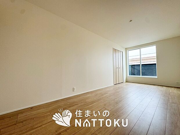 【現地写真(寝室)】木目の美しさを際立たせるシンプルデザインの建具を使用しています。