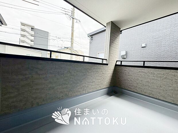 【バルコニー】奥行きが広く、洗濯物をゆったりと干せる十分な広さで、家族の洗濯も捗ります。