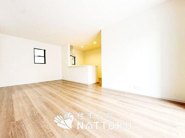 【現地写真(リビング)】フローリング材には、木目、色調など木材特有の風合いがあり、ナチュラルな美しさになっています。