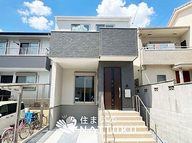 【現地写真(外観)】軽くて火災に強い屋根材を採用し、地震時の建物への負担や揺れを軽減しています。