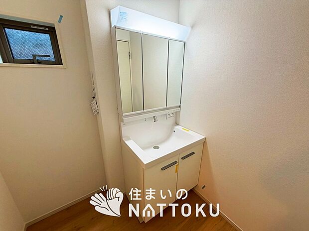 【洗面台・洗面所】鏡の両サイドは、必要なものを取出しやすく、大きな鏡面で朝の準備も快適。
使いやすいリフトアップ機能付きのシングルレバーシャワー水栓付です。