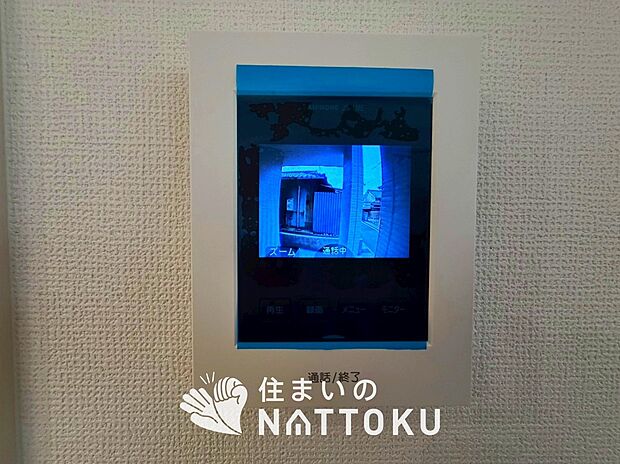 【TVモニター付インターホン】来訪者を画像と音声で確認できる、防犯性に優れた安心のシステム。
スッキリしたデザインで、誰でも簡単に操作できます。