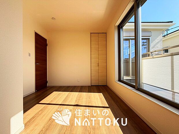 【現地写真(洋室)】木目の美しさを際立たせるシンプルデザインの建具を使用しています。