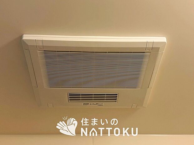 【電気式浴室暖房換気乾燥機】寒い冬場はあたたかく、暑い夏場は扇風機のような心地よさです。
雨の日は、浴室が衣類乾燥スペースになります。
