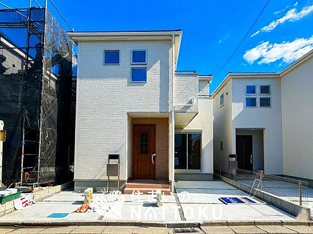 【現地写真(外観)【2号地】】雨で汚れを落とし、耐久性・耐候性に優れた外壁を使用しています。
