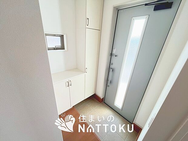 【現地写真(玄関)】玄関には、大型のシューズ収納を設置しています。