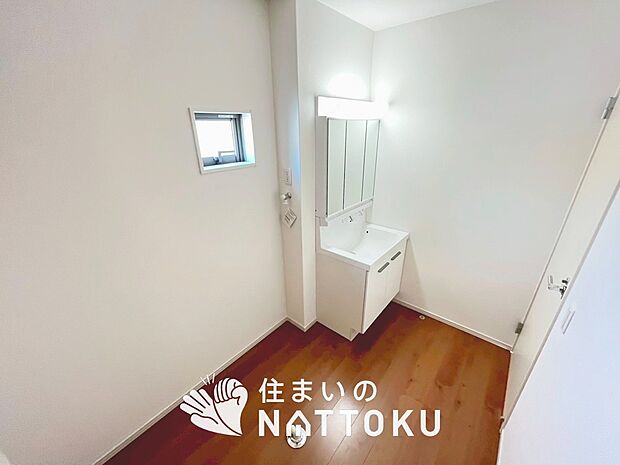 【洗面台・洗面所】鏡の両サイドは、必要なものを取出しやすく、大きな鏡面で朝の準備も快適。
使いやすいリフトアップ機能付きのシングルレバーシャワー水栓付です。