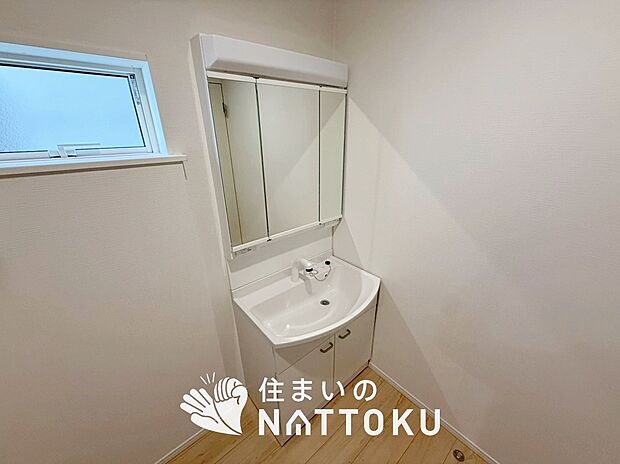 【洗面台・洗面所】鏡の両サイドは、必要なものを取出しやすく、大きな鏡面で朝の準備も快適。
使いやすいリフトアップ機能付きのシングルレバーシャワー水栓付です。