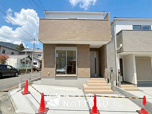 【現地写真（街並み）】雨で汚れを落とし、耐久性・耐候性に優れた外壁を使用しています。
