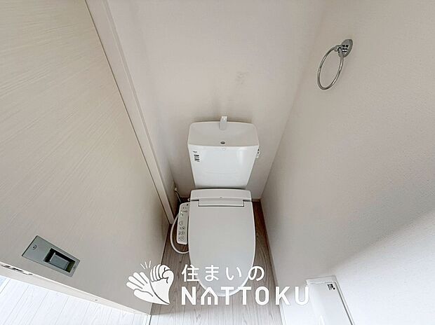 【トイレ】汚れてもサッとひと拭きでお手入れ簡単、エコ仕様の温水洗浄便座付きのトイレです。
バリアフリーにも配慮しています。