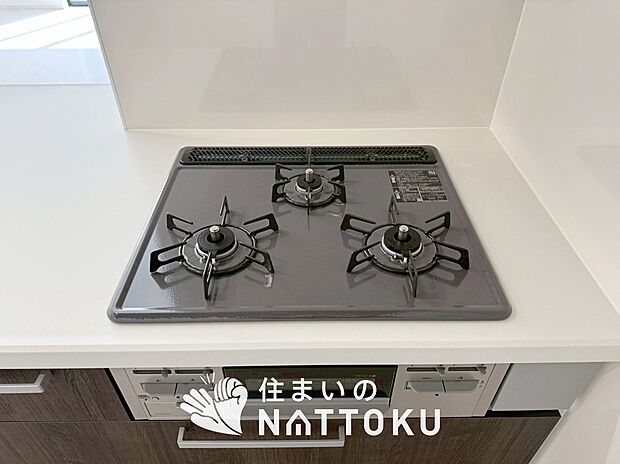 【ビルトインコンロ】フラットな構造で清掃性が高く、過熱防止センサー付3口タイプで日頃の家事も快適です。