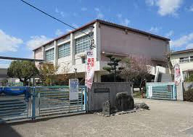 交野市立郡津小学校(約700m)