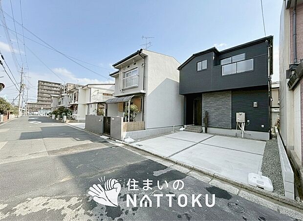 【現地写真(前道含む外観)】断熱性、気密性を高める工夫で一年中ずっと心地よく暮らせる、高気密・高断熱です。