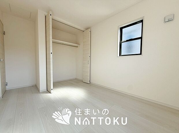 【現地写真(洋室)】木目の美しさを際立たせるシンプルデザインの建具を使用しています。