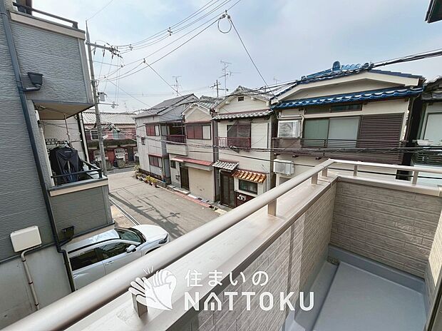 【バルコニー】奥行きが広く、洗濯物をゆったりと干せる十分な広さで、家族の洗濯も捗ります。