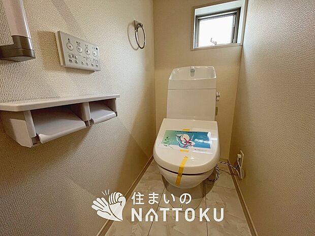 【トイレ】汚れてもサッとひと拭きでお手入れ簡単、エコ仕様の温水洗浄便座付きのトイレです。
バリアフリーにも配慮しています。