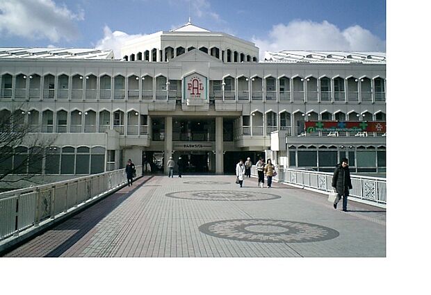 北大阪急行「千里中央」駅(約2,100m)