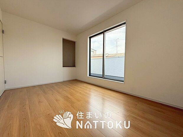 【現地写真(寝室)】木目の美しさを際立たせるシンプルデザインの建具を使用しています。