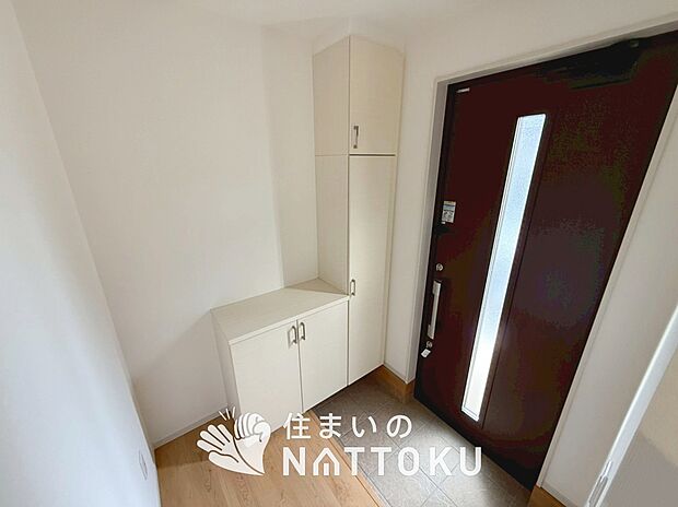 【現地写真(玄関)】玄関には、大型のシューズ収納を設置しています。