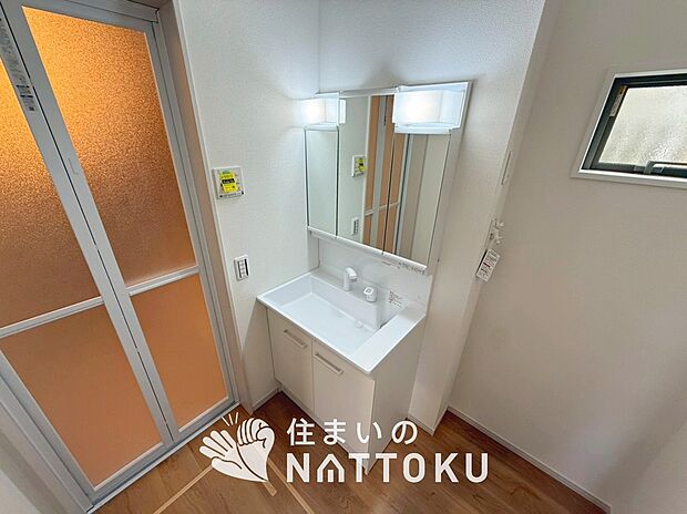 【洗面台・洗面所】鏡の両サイドは、必要なものを取出しやすく、大きな鏡面で朝の準備も快適。
使いやすいリフトアップ機能付きのシングルレバーシャワー水栓付です。