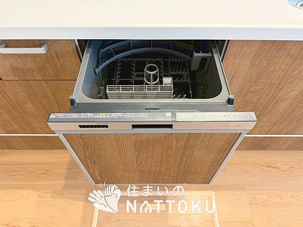 【食器洗い乾燥機】食後の時間にゆとりを与えてくれる食器洗い乾燥機。
操作ボタンも上面にあるので、腰をかがめずに操作ができラクラクです。