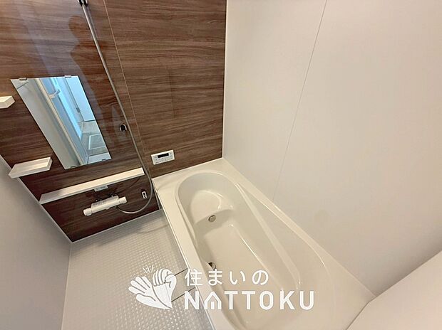 【現地写真(浴室)】浴室暖房乾燥機付き。1坪タイプで広々です。