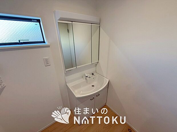 【洗面台・洗面所】鏡の両サイドは、必要なものを取出しやすく、大きな鏡面で朝の準備も快適。
使いやすいリフトアップ機能付きのシングルレバーシャワー水栓付です。
