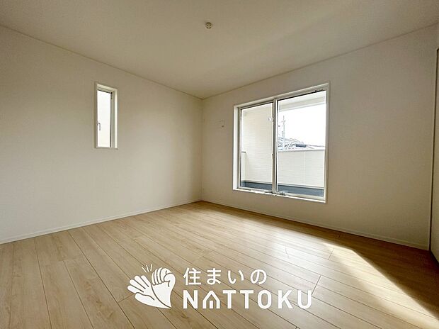 【現地写真（寝室）】木目の美しさを際立たせるシンプルデザインの建具を使用しています。